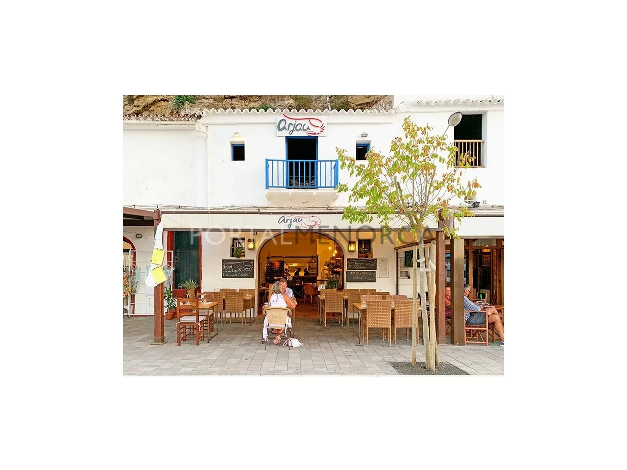 Port-front commercial unit with restaurant use