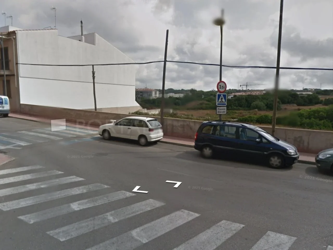 Development plot with 2,400 m² buildability