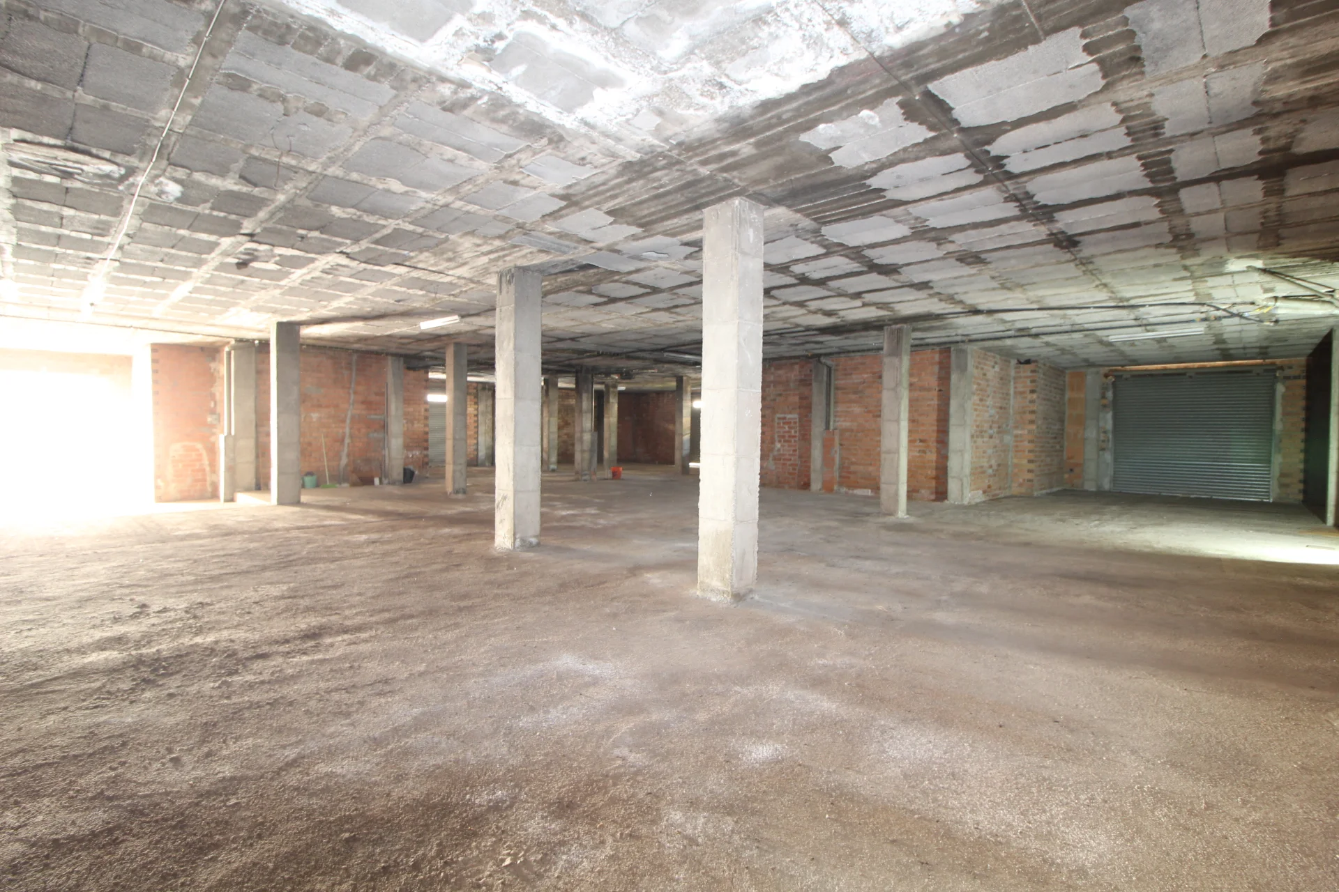Local comercial esquinero versátil de 390 m²