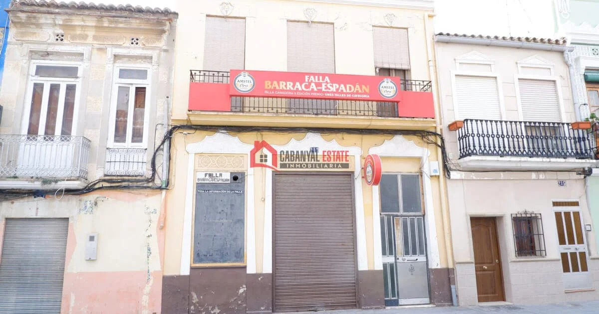 Cabanyal townhouse with redevelopment potential