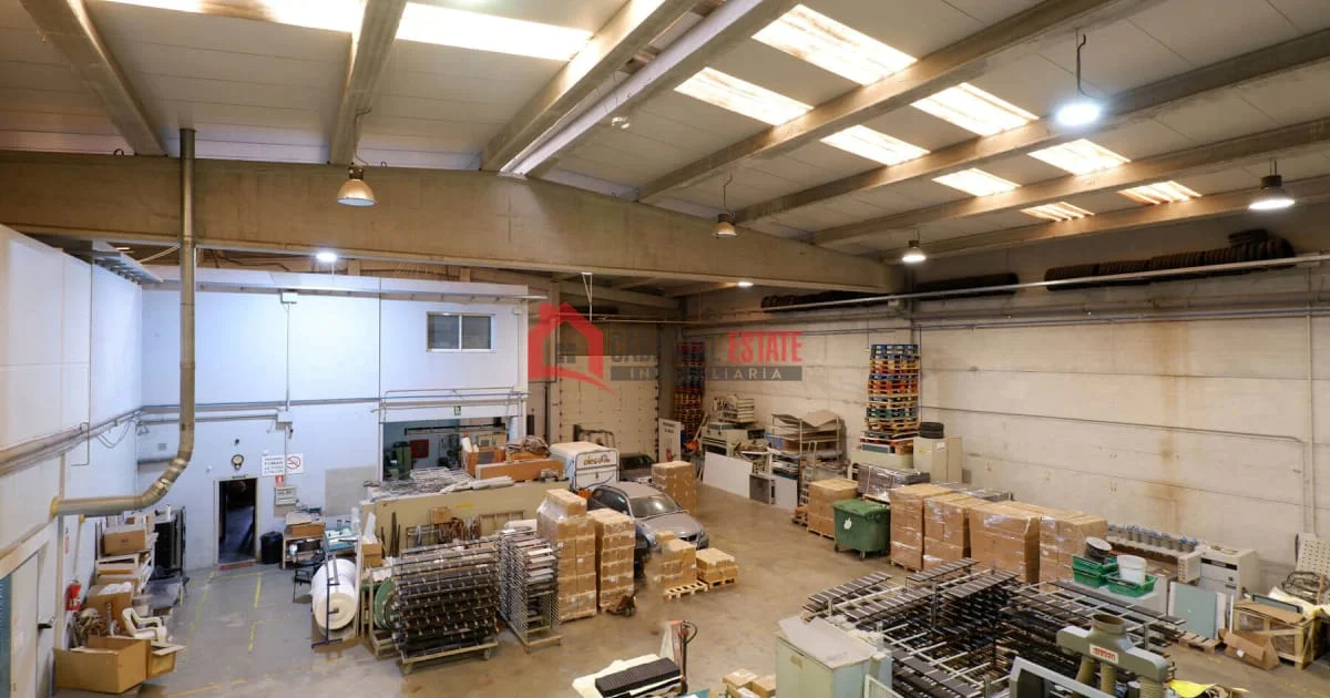 Tenanted industrial warehouse, 1,693 m²