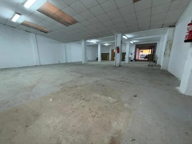 Versatile 222 m² warehouse in Valencia