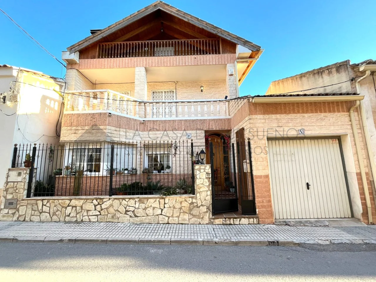 Spacious Pinoso townhouse with pool