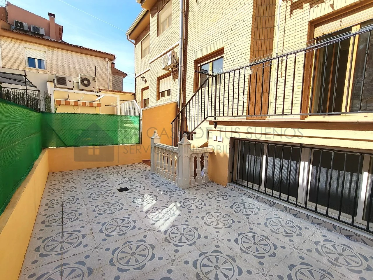 Four-bedroom townhouse with private patio