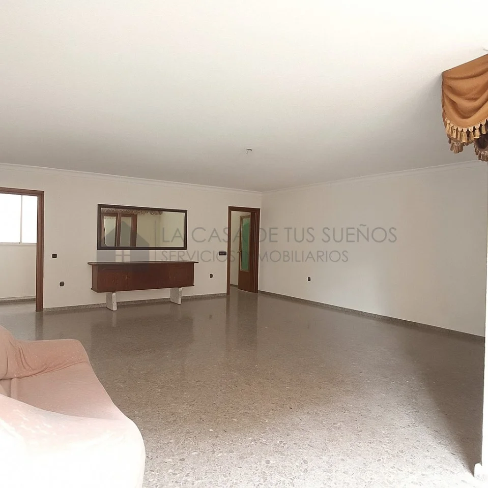Spacious five-bedroom flat in Sax centre