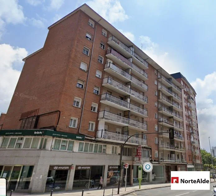 Renovated exterior flat near metro