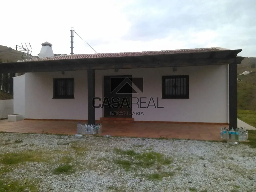 Rural house with 4,800 m² plot