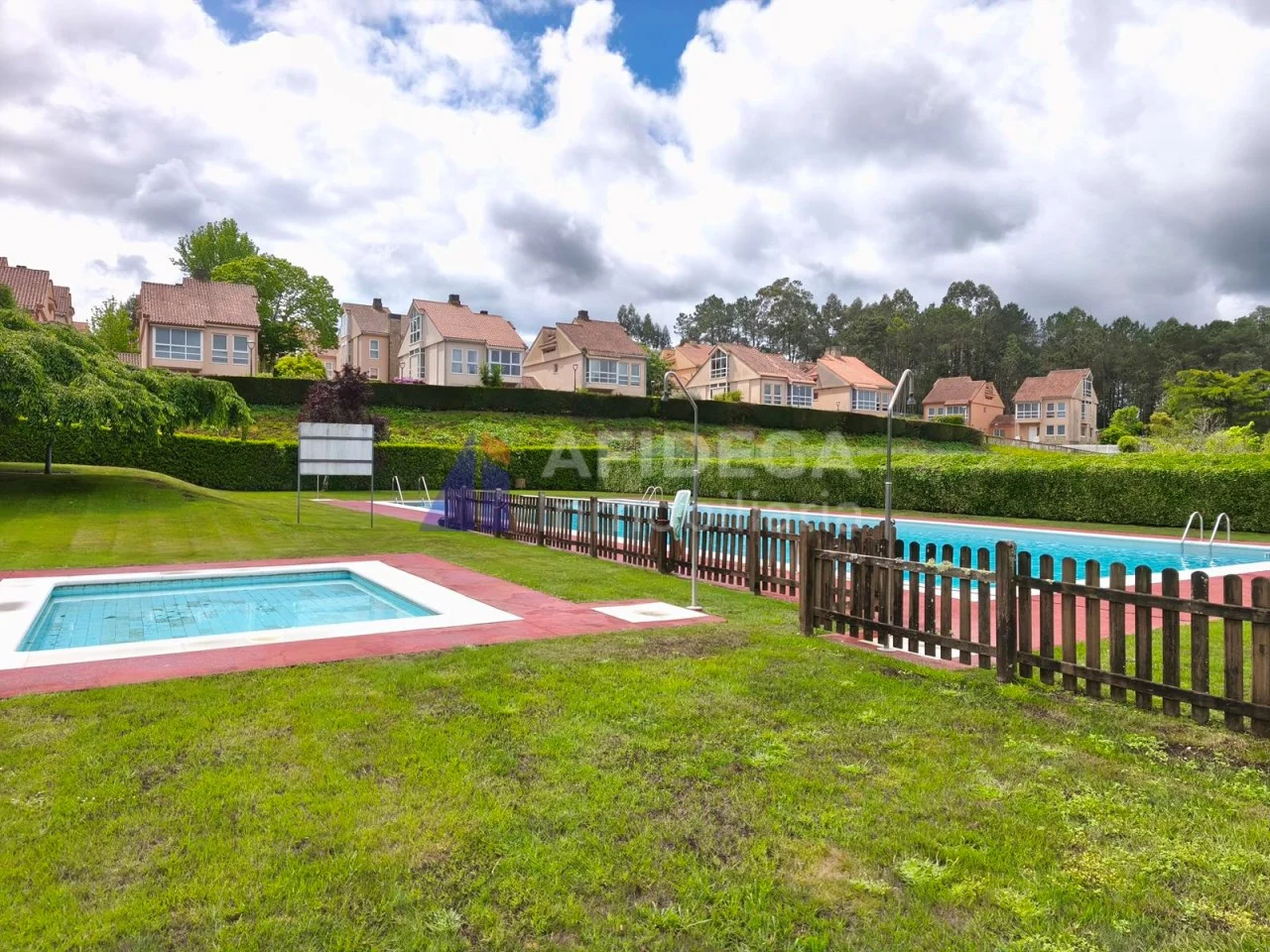 Chalet de cinco dormitorios con piscina comunitaria