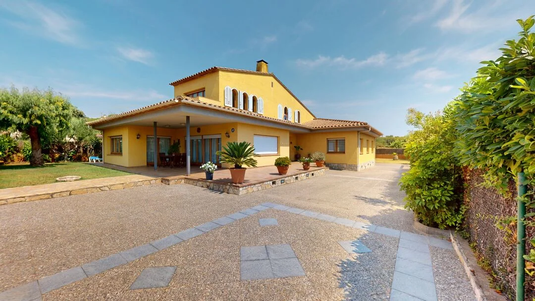 Amplia casa en Vall-llobrega, 5 dormitorios
