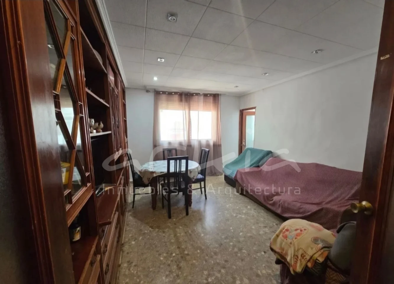 Piso de cuatro dormitorios en Valencia para reformar