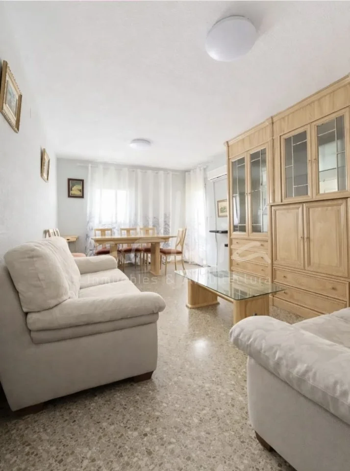 Spacious four-bedroom flat in Campanar