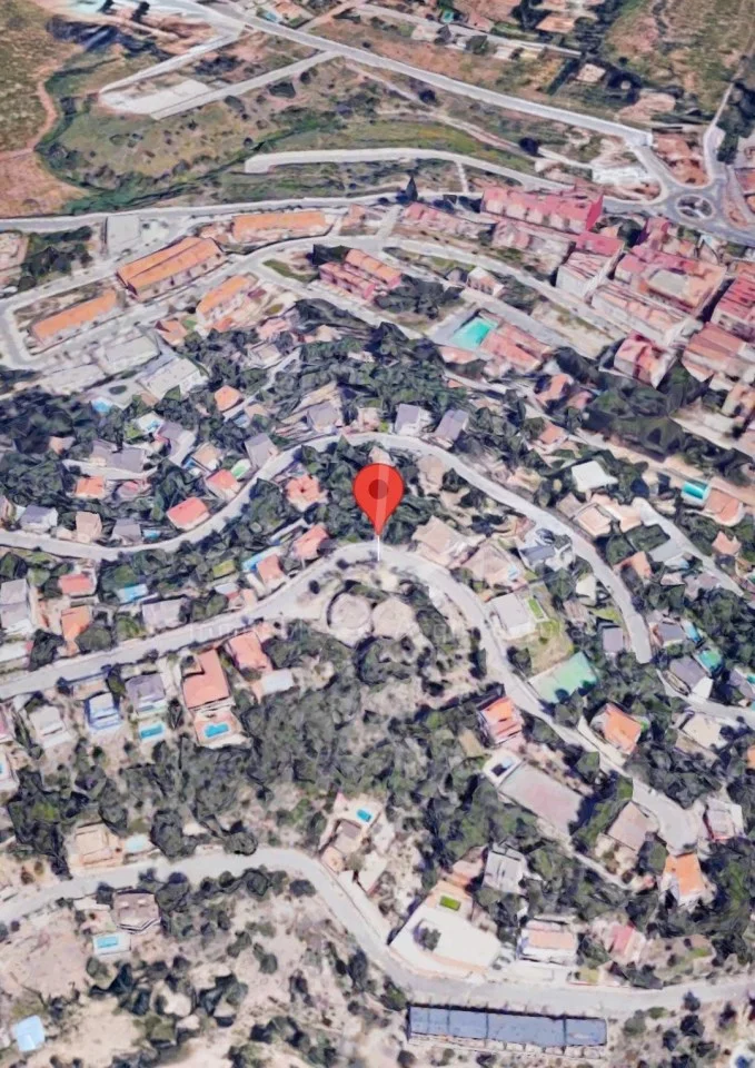 Urban plot in Gilet, 730 m²