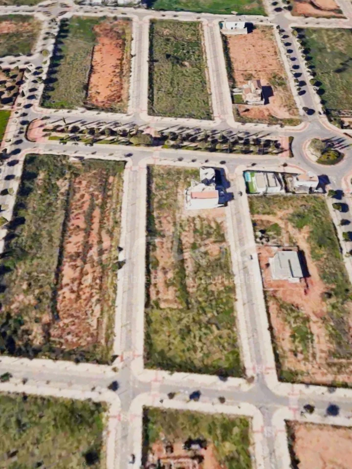 Urban Sagunto plot with three-floor potential