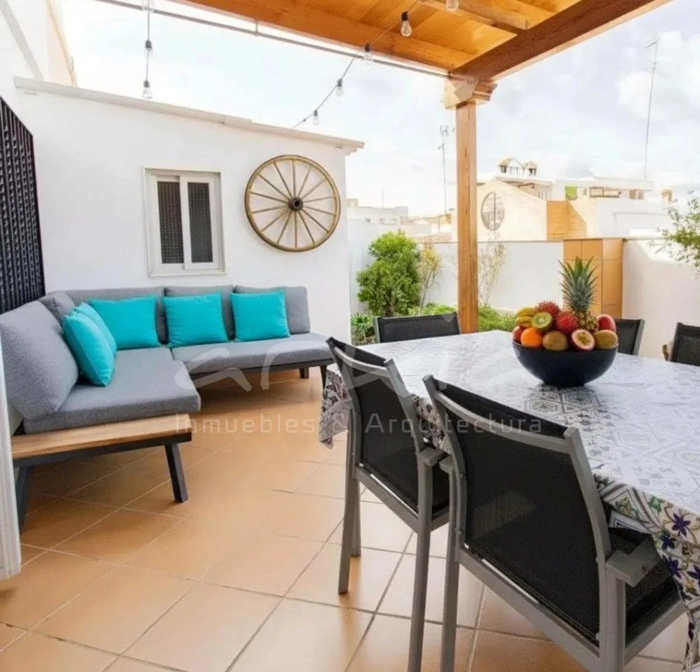Four-bedroom top-floor flat near beach