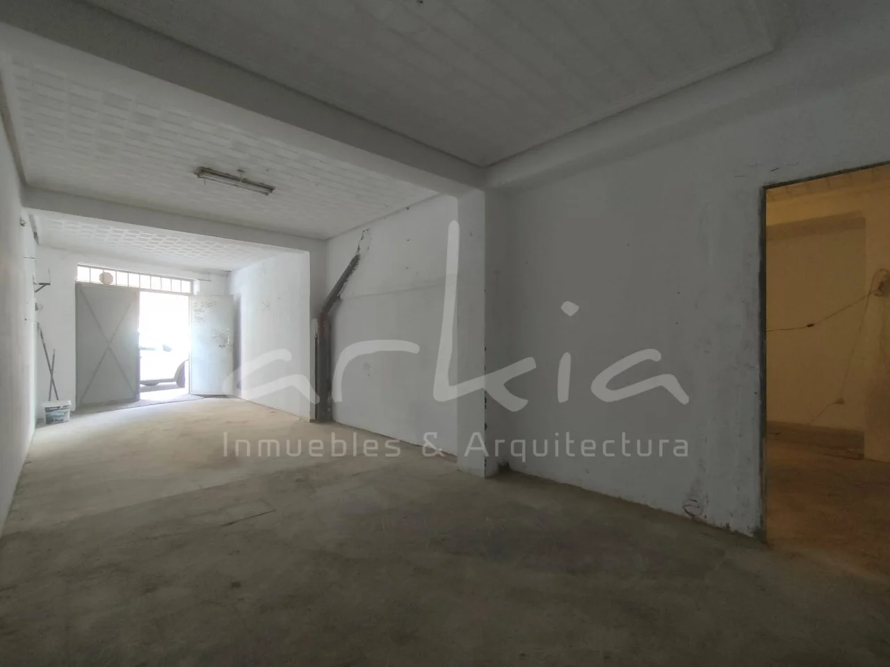 Reform-ready shop near metro, 68 m²