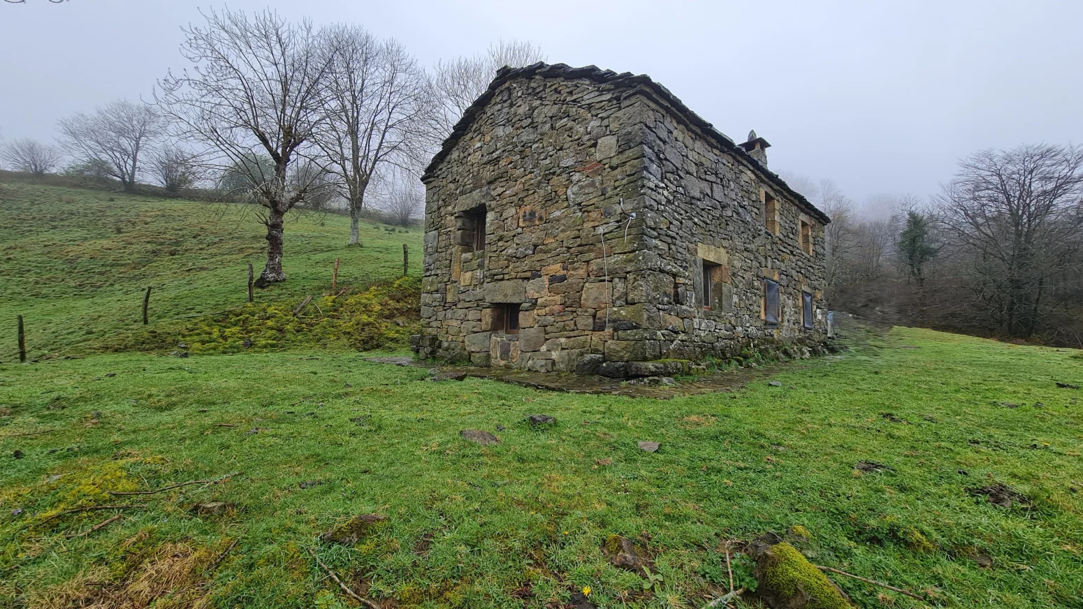 Cabaña histórica en entorno montañoso