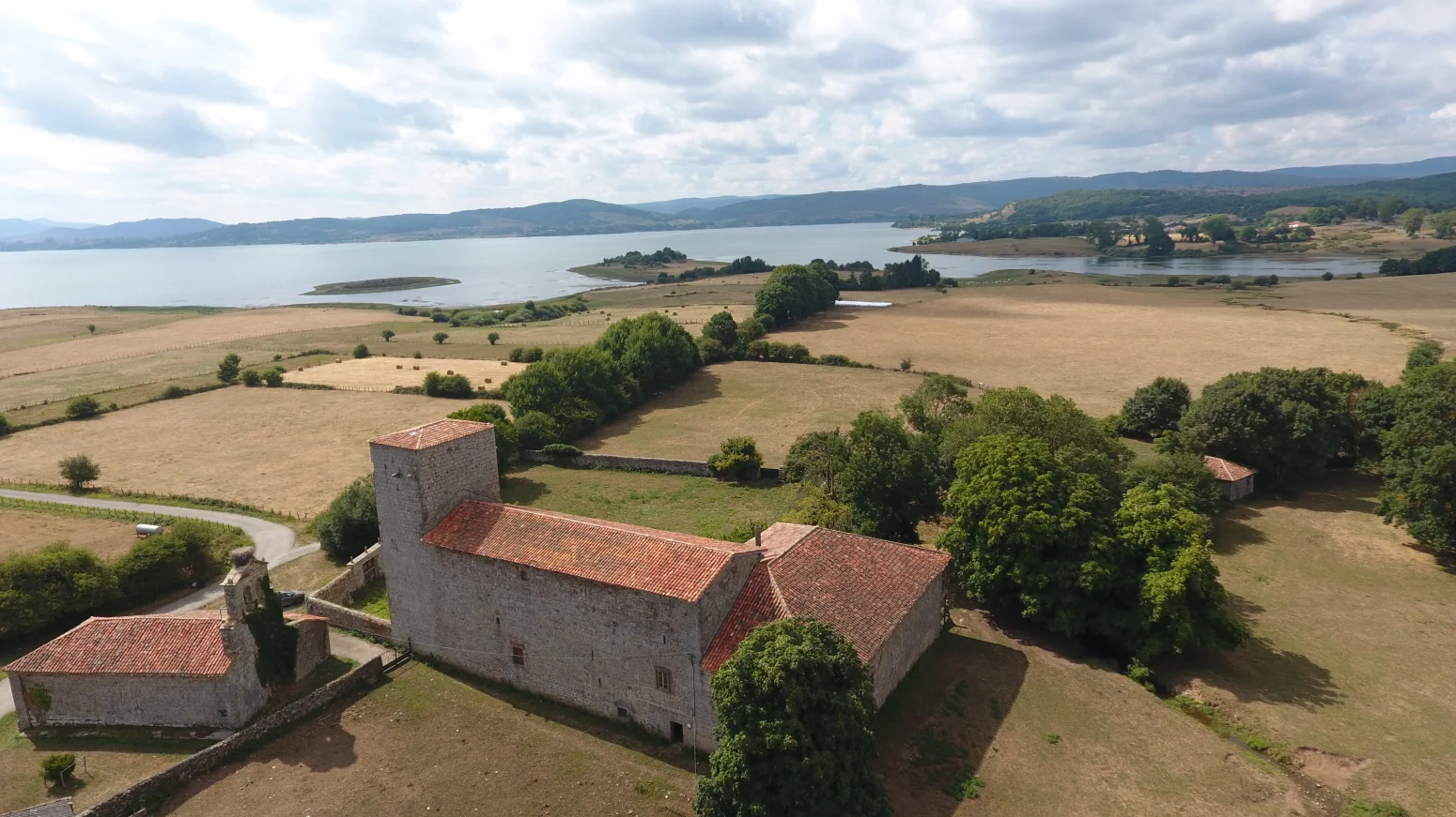 Historic tower estate with 142,000 m²