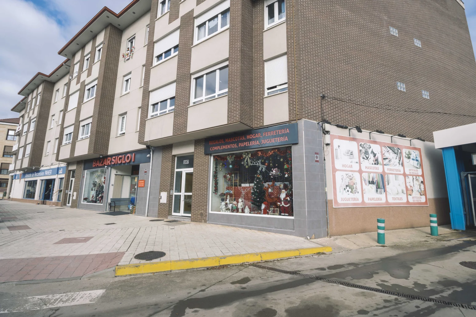 Large commercial premises with parking