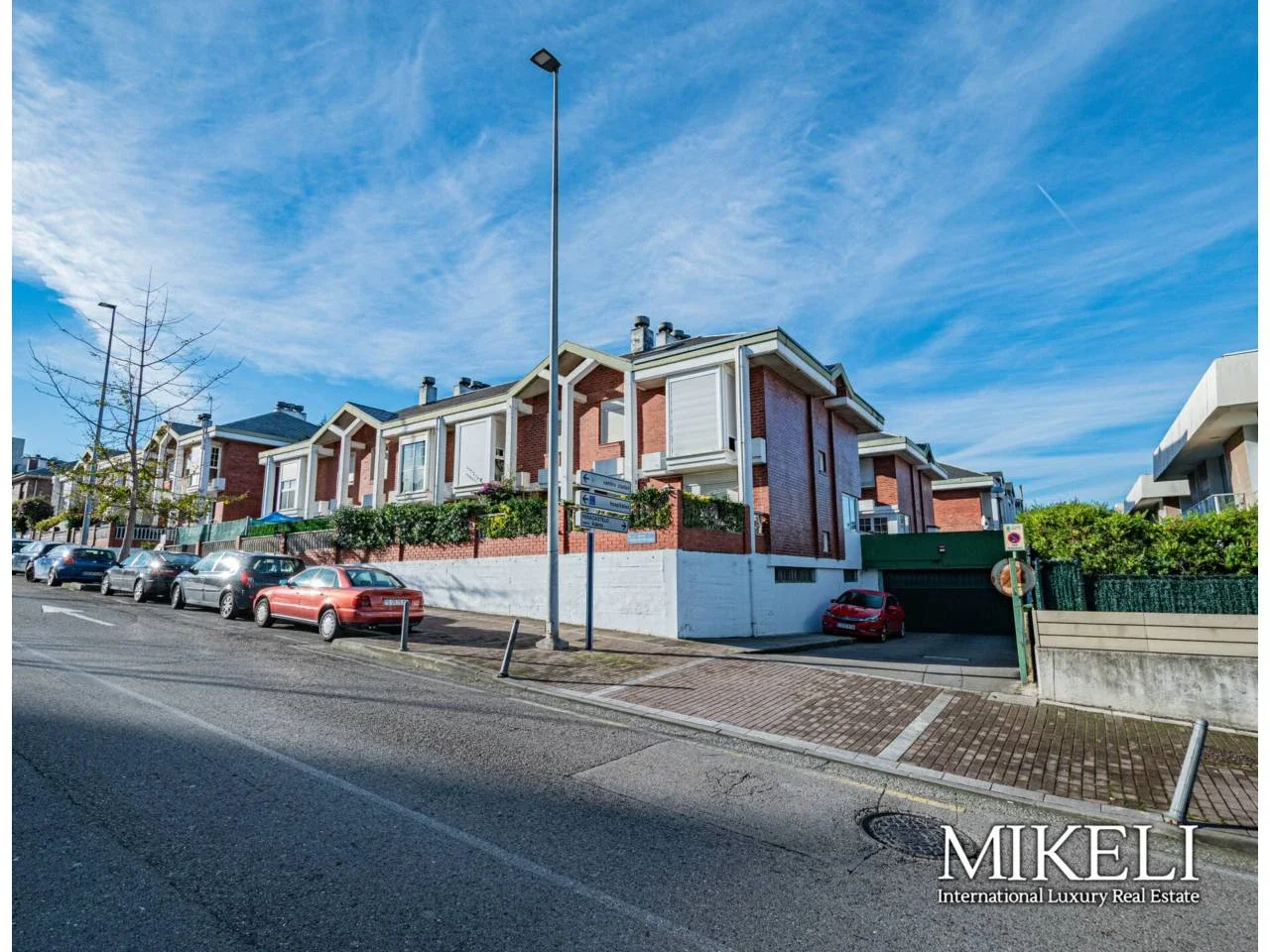 Corner townhouse in Santander, four bedrooms