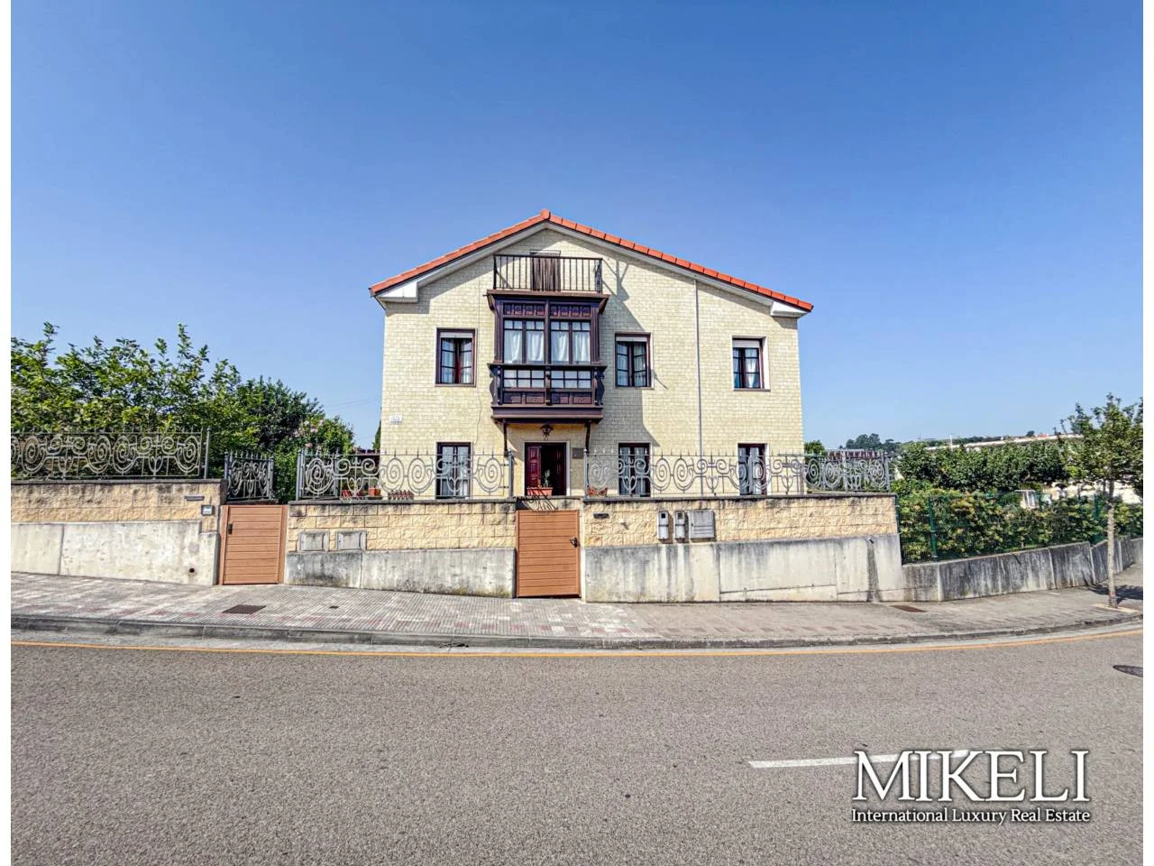 Three-unit house with 1,443 m² plot