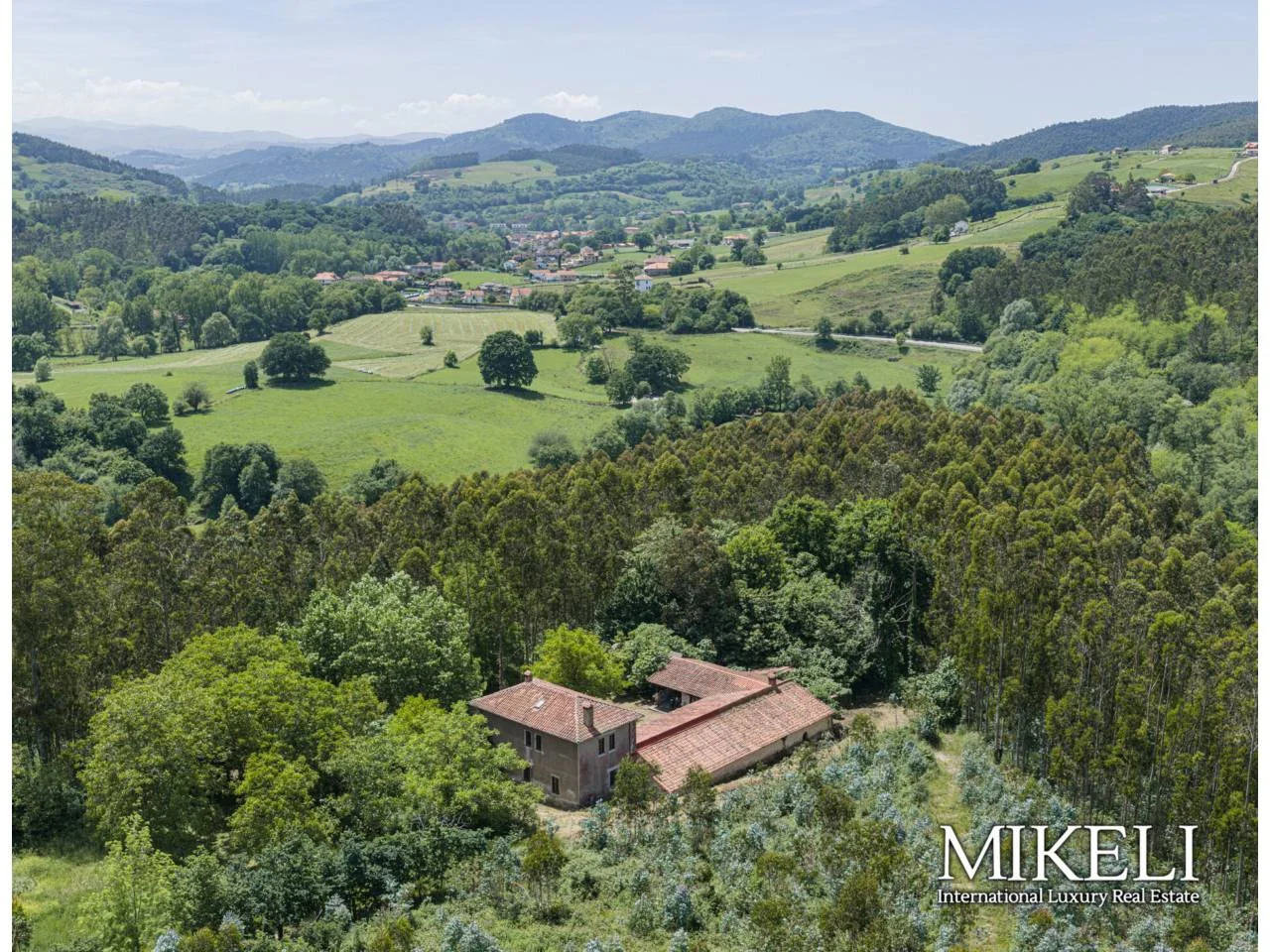 Large Escalante estate with tourism potential