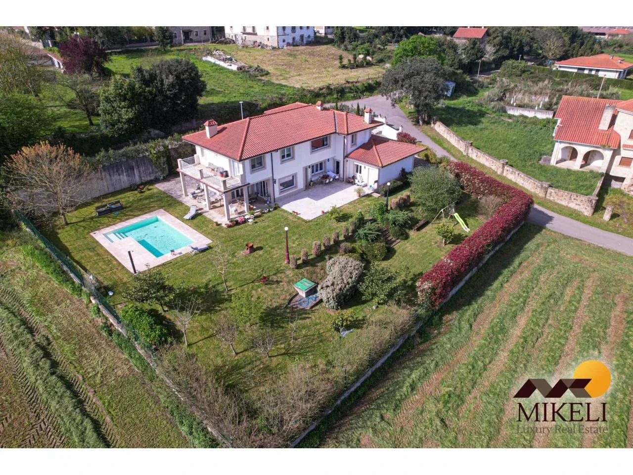 Private-pool chalet on 1,815 m²