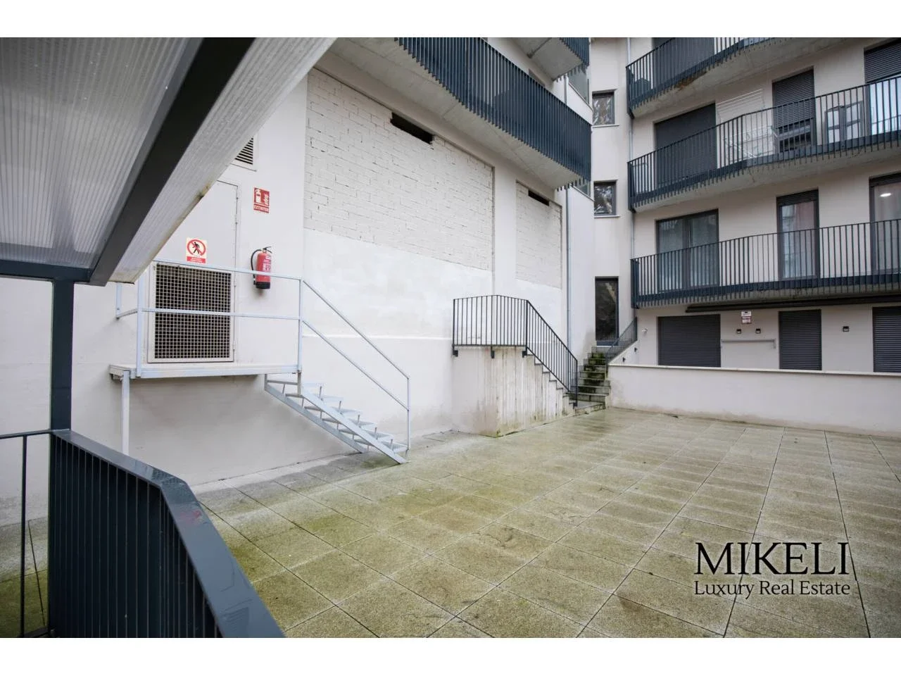 Open-plan commercial unit in Puerto Chico