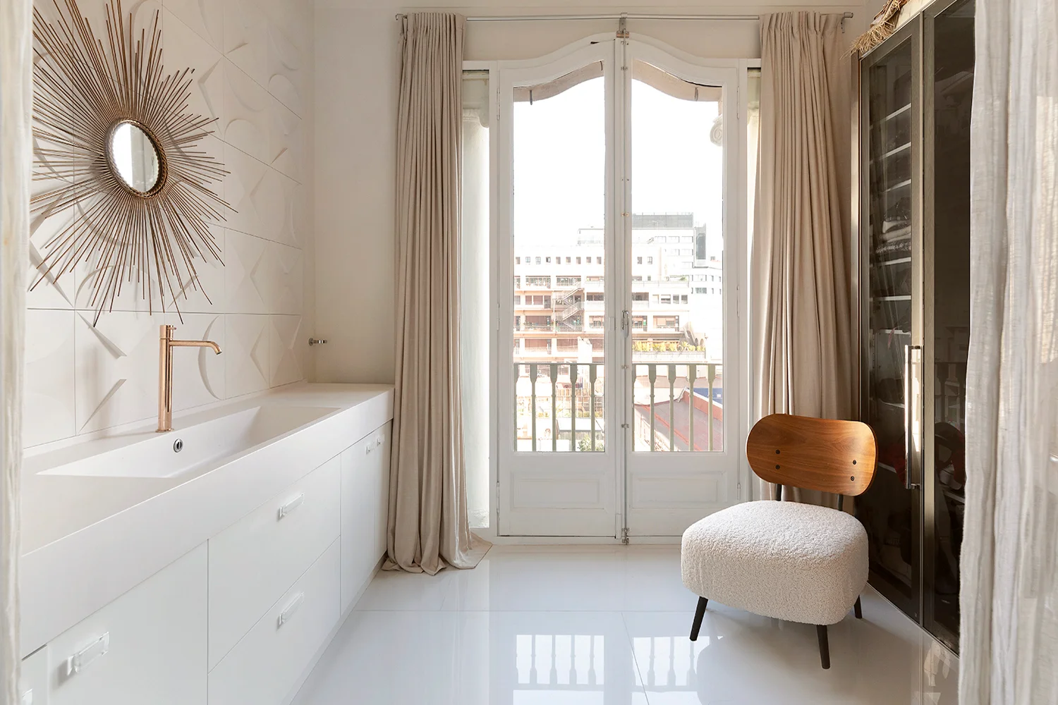 Piso reformado en Eixample con tres habitaciones