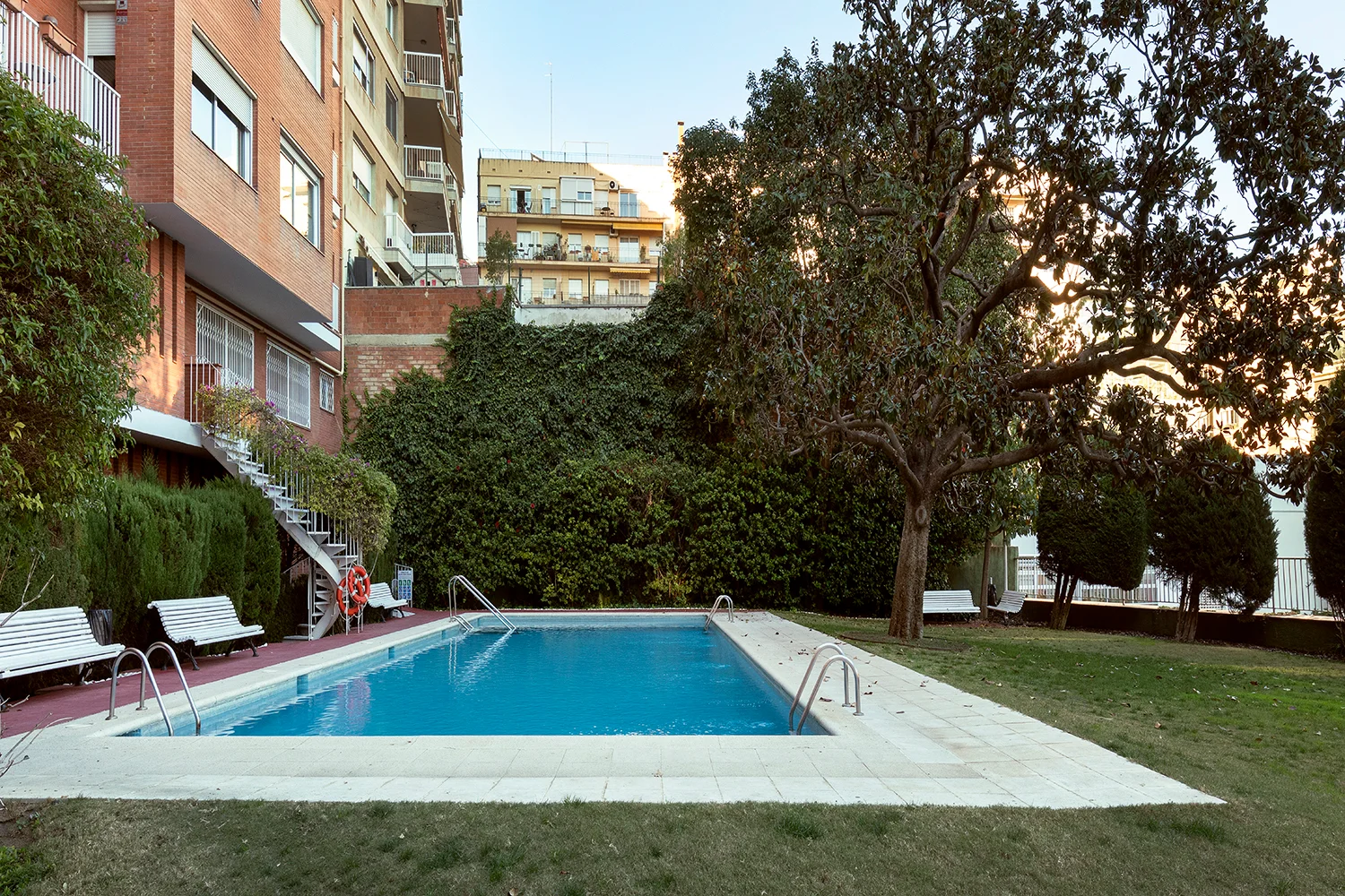 Piso reformado de cuatro habitaciones con piscina