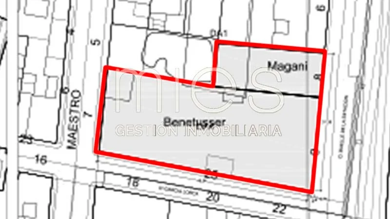 Corner commercial complex with development project