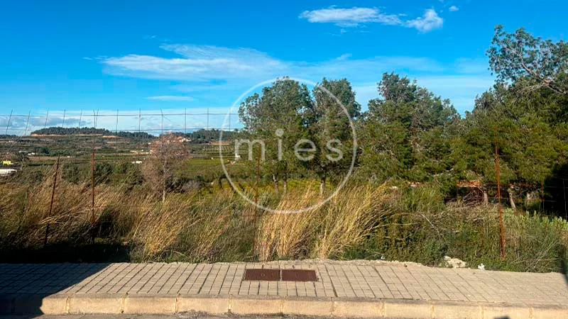 Urban Montroy plot, 687 m²