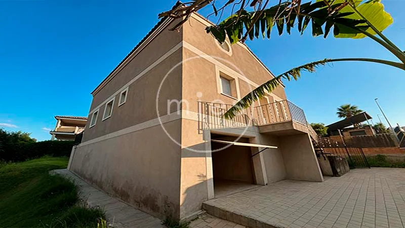 Urban chalet with 555 m² plot