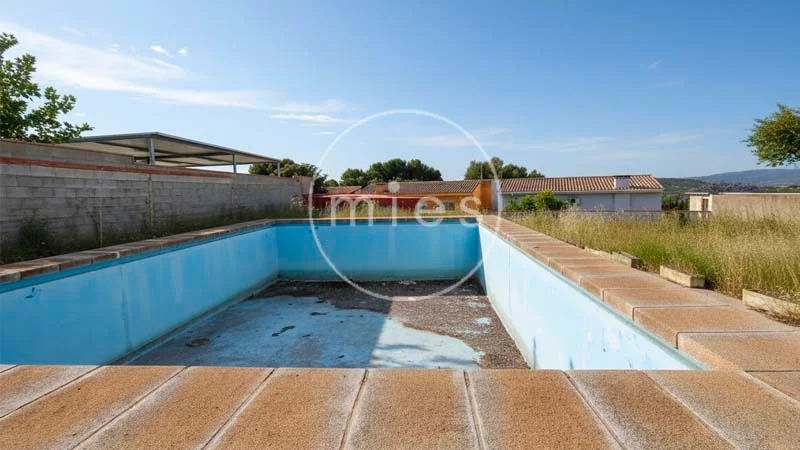 Urban Montserrat plot with private pool