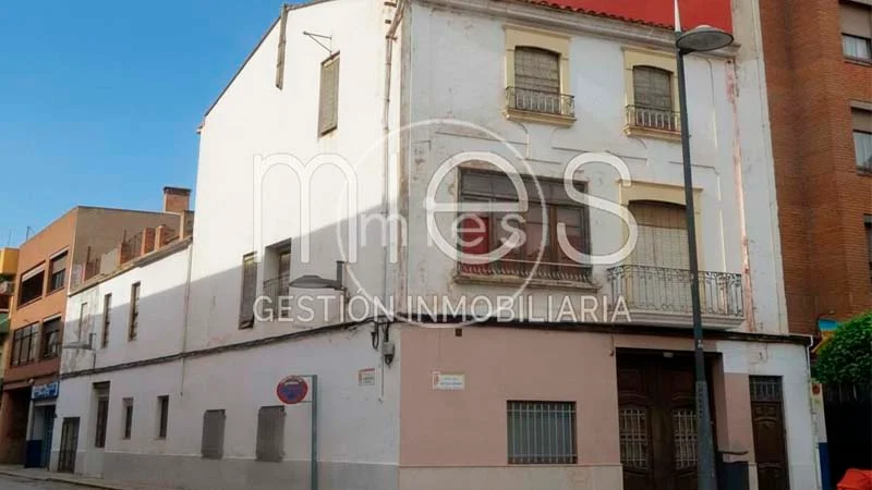 Central Torrent building with renovation potential