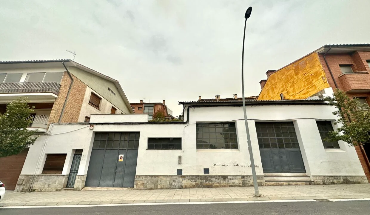 Terreno céntrico con nave industrial
