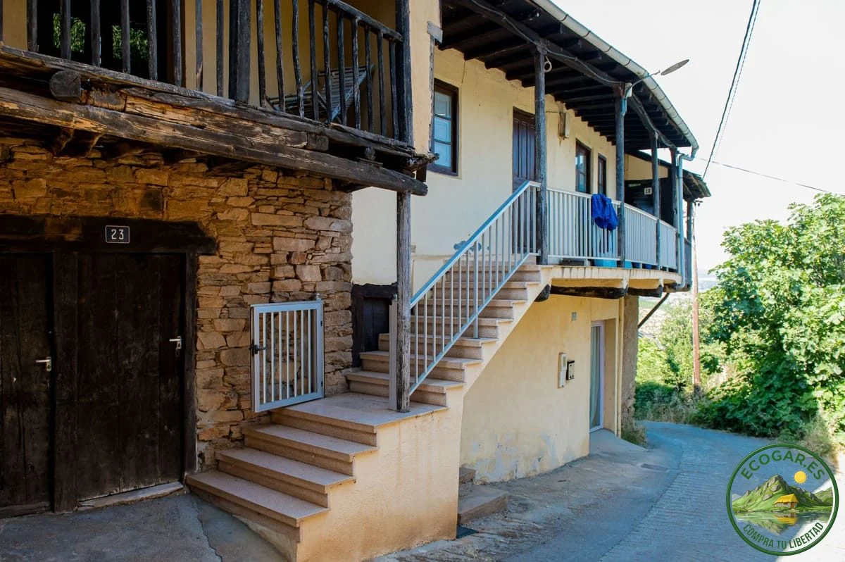 Stone chalet near castle with views