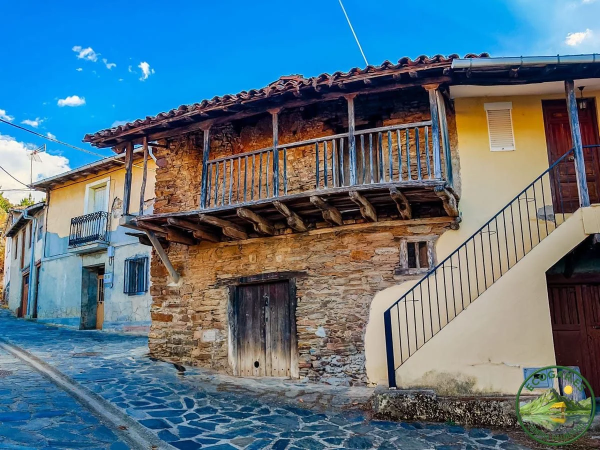 Stone townhouse in Lombillo, three floors