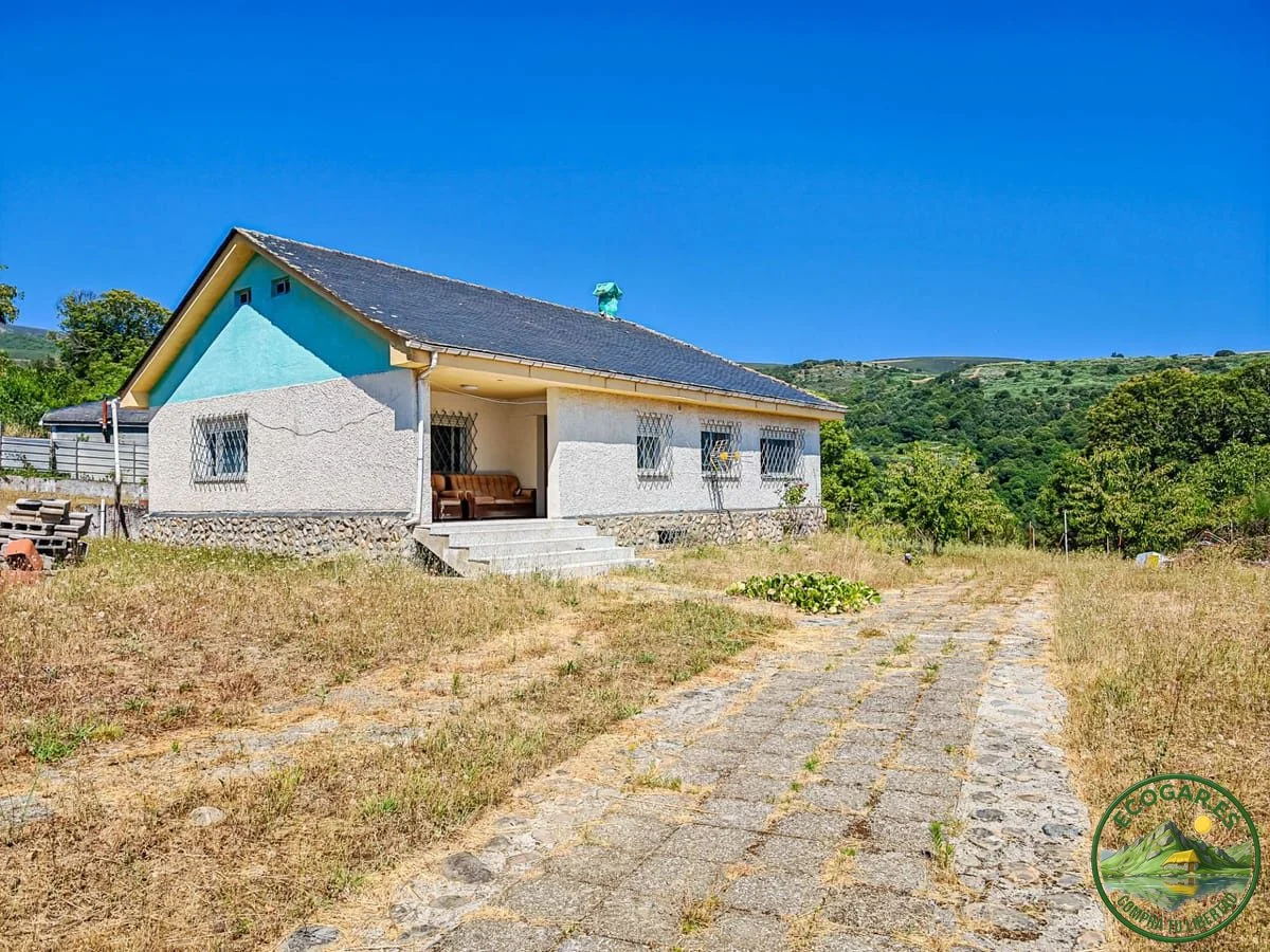 Mountain chalet with 5,800 m² land