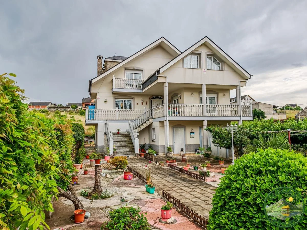Large Cacabelos chalet, six bedrooms