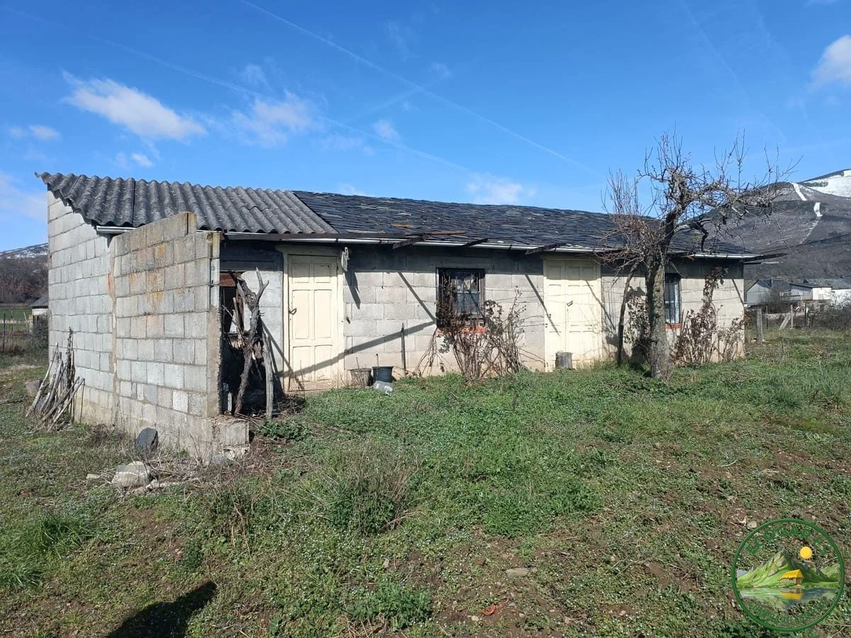 Rustic house on 2,000 m² plot