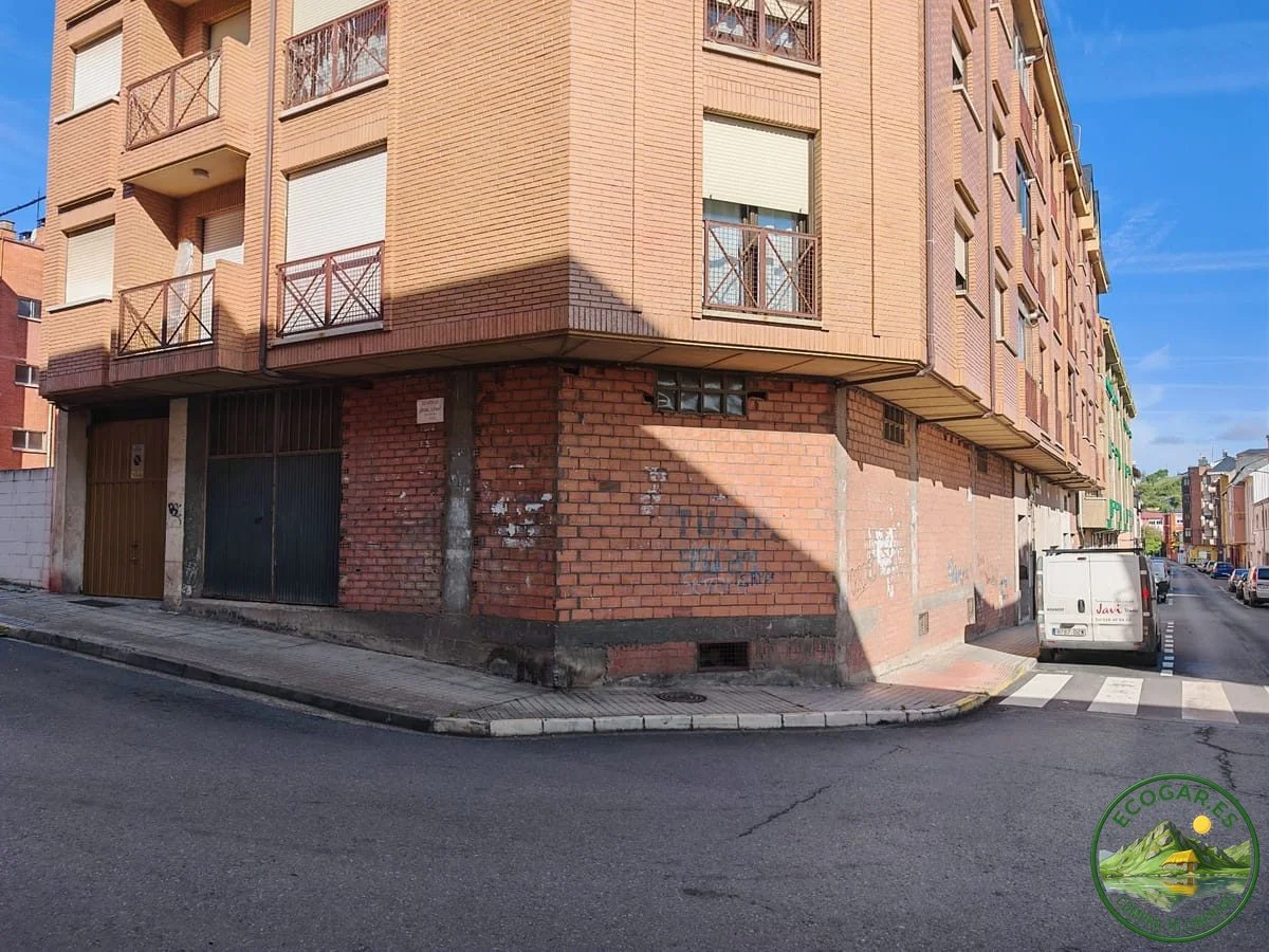 Bembibre commercial unit with residential upside