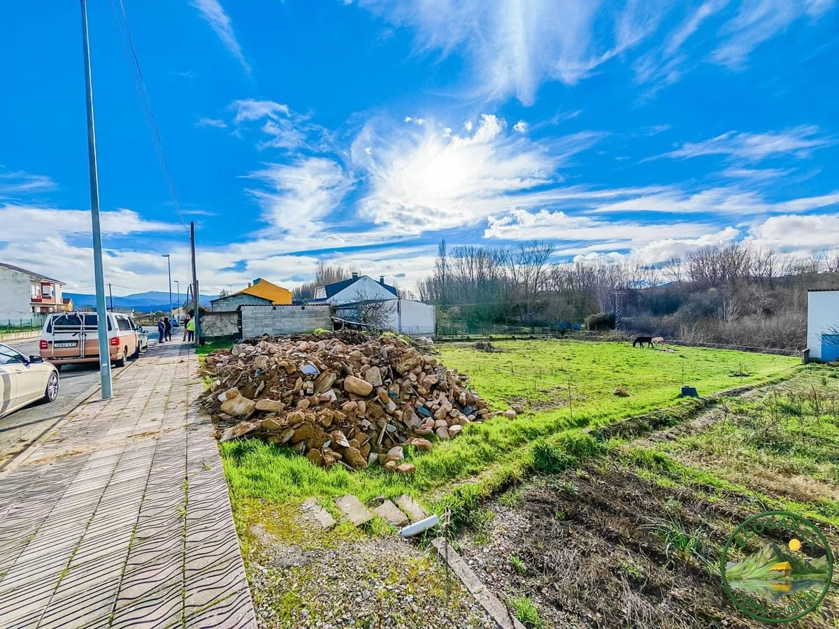 Urban riverside plot near Cacabelos