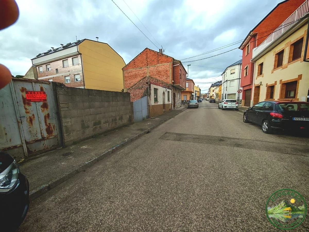 Urban plot in Cuatrovientos, services available
