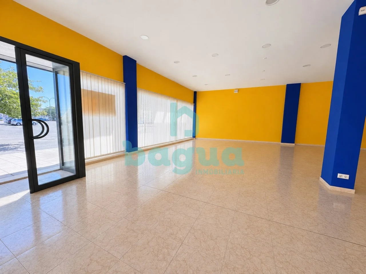 Visible commercial unit, 275 m²