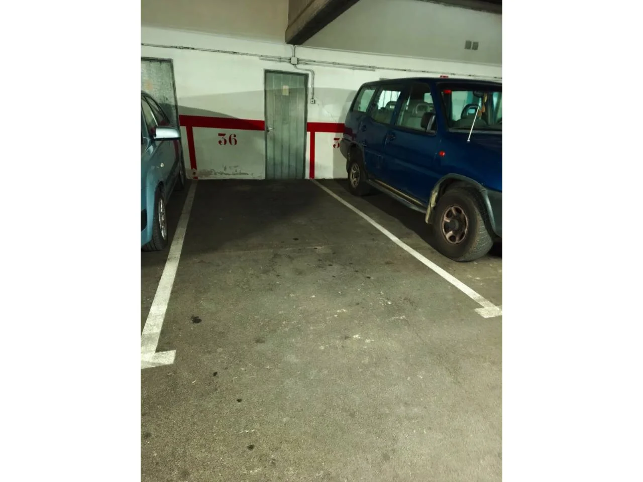 Plaza de aparcamiento alta con trastero