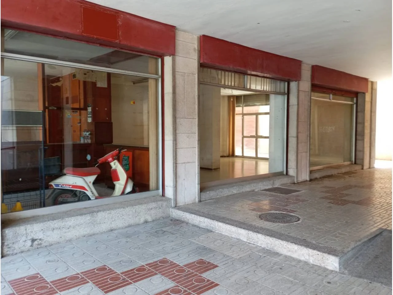Local comercial en La Bisbal con altillo