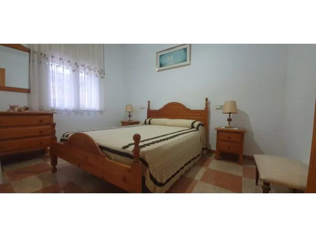 South-facing four-bedroom house in Guadix