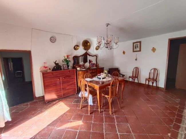 Large La Calahorra house to renovate
