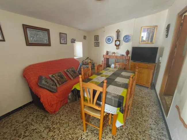Reform-ready Lanteira house, 4 bedrooms