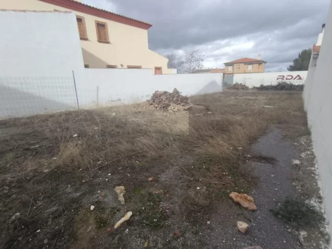 Buildable 239 m² plot in Hernán-Valle